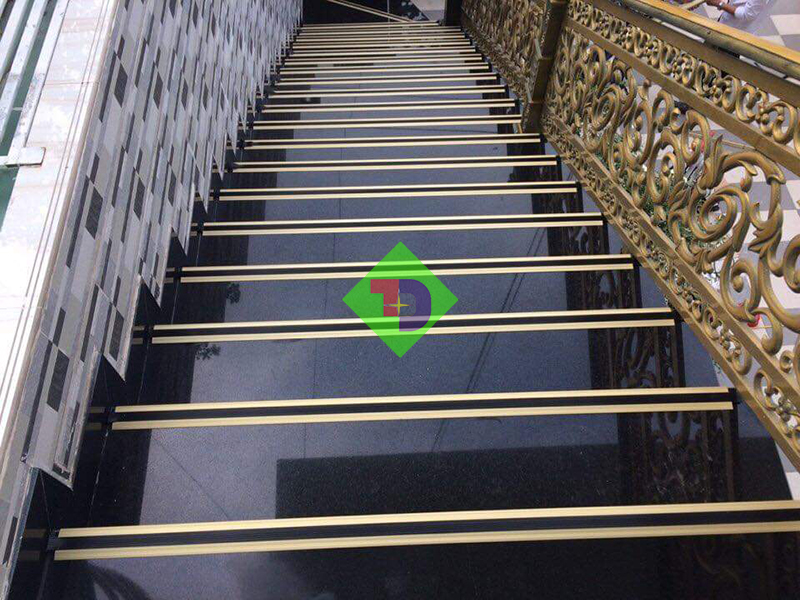 Vì sao chúng ta nên sử dụng nẹp chống trơn cầu thang?